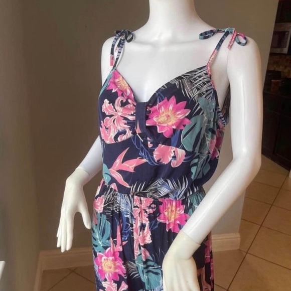 Blue New Women’s Floral Tropical Jumpsuit size Large
New with tags
Straps - Picture 6 of 6